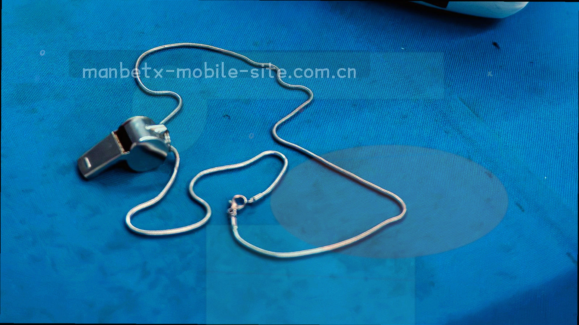 体育场内灯光闪烁，视线跟随弧线移动